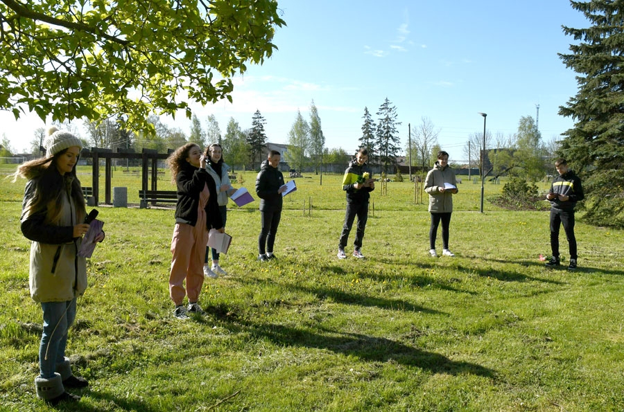 Bauskas Valsts ģimnāzijas 9.a klases jaunieši izretinoties pulcējās saules pielietā zālienā zem skolotājas Sandras Ārmanes dzīvokļa logiem.
Autors: Ivars Bogdanovs