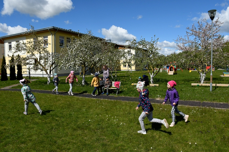 Topošie skolnieki atgriezušies zinības iegūt klātienē PII «Mārpuķīte».
Autors: Ivars Bogdanovs