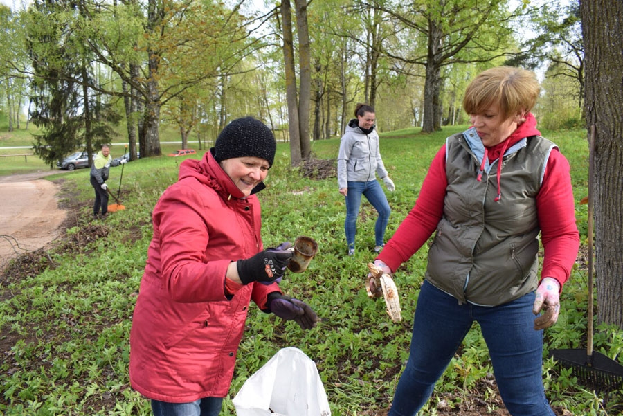 Atkritumi, ko kāds bija «noglabājis» uzkalniņā pie Sarkanās skolas Vecumniekos un ko maisos savāca Aiga Saldābola (no labās) un Ina Jankeviča, ir sava veida liecība par sadzīvi padomju laikos.
Autors: no Žanna Zālīte