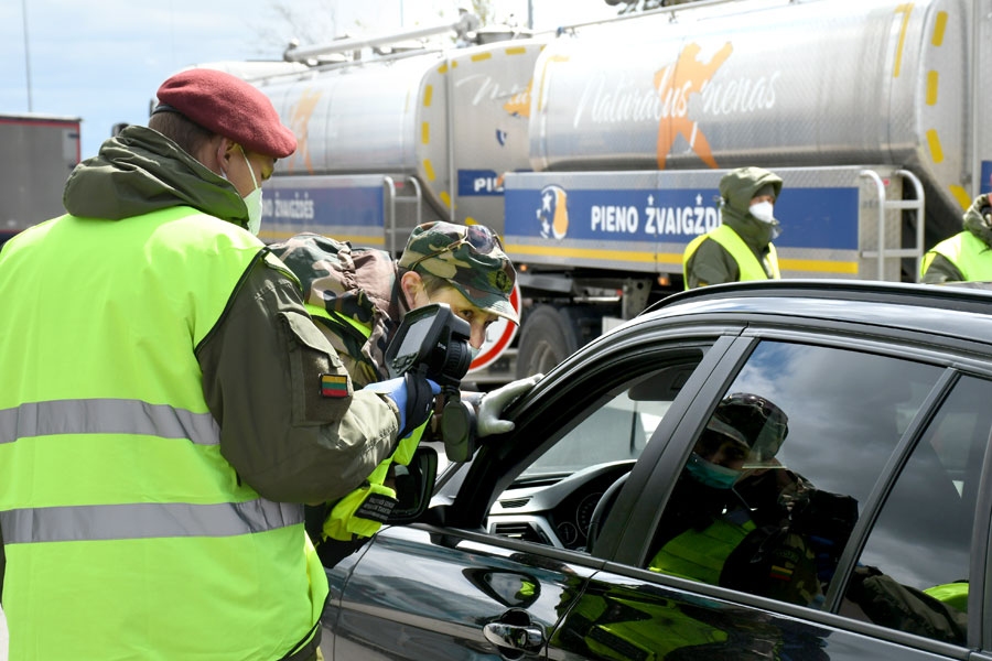 Uz robežas Grenctālē autovadītājiem tiek mērīta ķermeņa temperatūra. Process ar infrasarkano staru termometru rit ātri.
Autors: Ivars Bogdanovs