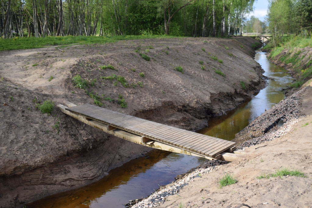 Vecumniekos no Līvānu ielas puses uz Jauno ezeru var tikt, šķērsojot Taļķi pa ne visai drošu koka laipu, ko tur dzelzsbetona balsti. Šovasar plānots ierīkot jaunu pāreju.
Autors: Žanna Zālīte