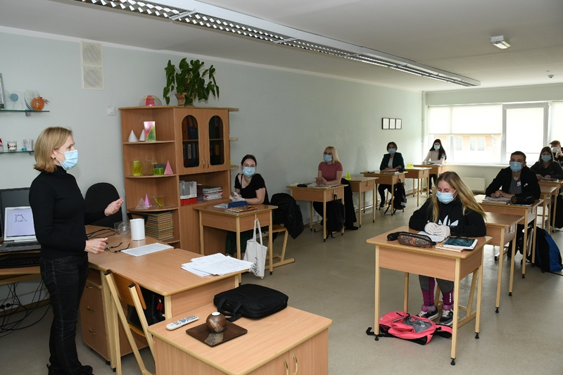 Bauskas 2. vidusskolas 12.a klases audzēkņi ieradušies uz matemātikas konsultāciju pie skolotājas Tatjanas Kazačenokas.
Autors: Ivars Bogdanovs