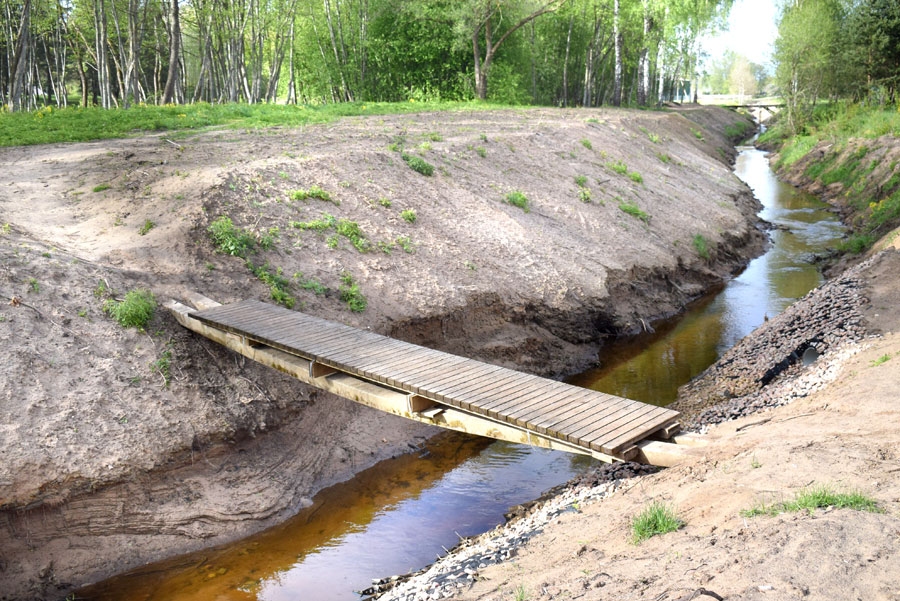 Vecumniekos no Līvānu ielas puses uz Jauno ezeru var tikt, šķērsojot Taļķi pa ne visai drošu koka laipu, ko tur dzelzsbetona balsti. Šovasar plānots ierīkot jaunu pāreju.
Autors: no Žanna Zālīte