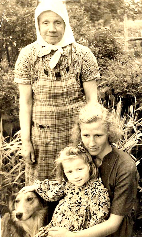 Jubilāre bērnībā kopā ar vecmāmiņu Emīliju un mammu Viju.
Autors: no Personiskā arhīva