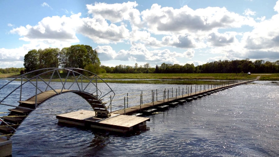 Tiltiņam pār Lielupi joprojām ir arka, kas domāta laivotāju kustībai. Arka gan traucē riteņbraucējiem un gājējiem ar bērnu ratiņiem.
Autors: no Kapars Kalējs