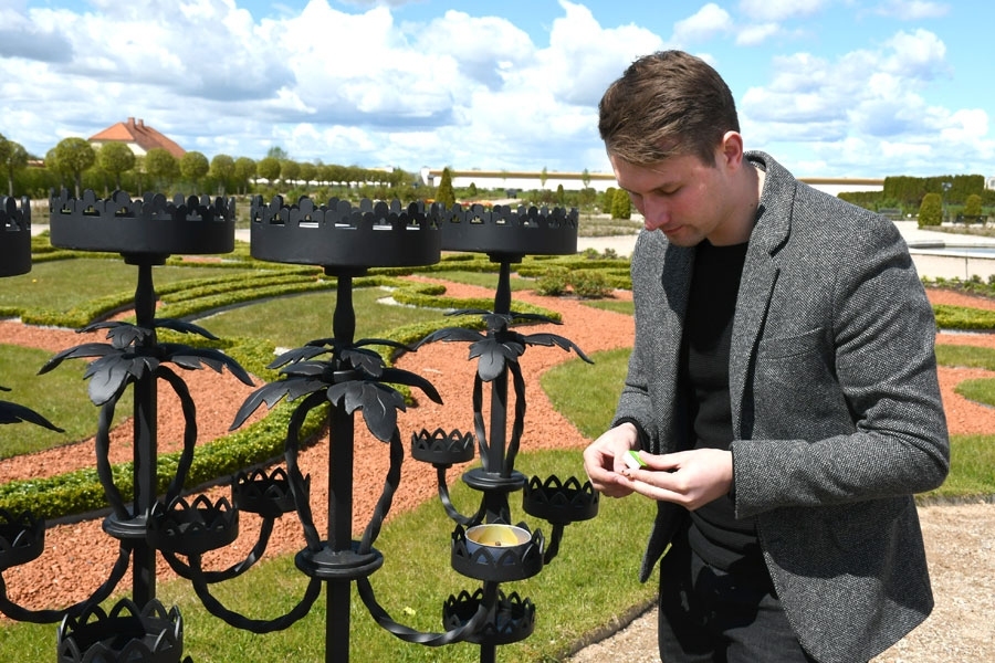 Kristaps Zēbergs demonstrē svečturus, ko veidojis metālkalējs Edvīns Šakalis. Uz Rundāli no Rūjienas  tie atvesti pagājušās nedēļas nogalē.
Autors: Ivars Bogdanovs