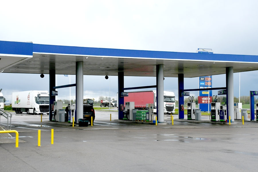 Grenctāles degvielas uzpildes stacijā «Virši» līdz 15. maijam lielākoties iegriezās vien kravas mašīnu vadītāji, kuri galvenokārt iegādājās autoceļu lietošanas nodevas jeb vinjetes.
Autors: no Ivars Bogdanovs