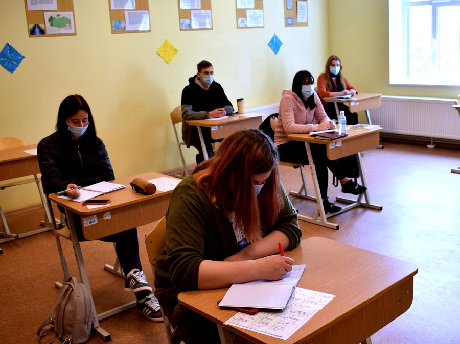 Skaistkalnes vidusskolas 12. klases skolēni matemātikas 
konsultācijā.
Autors: no Žanna Zālīte