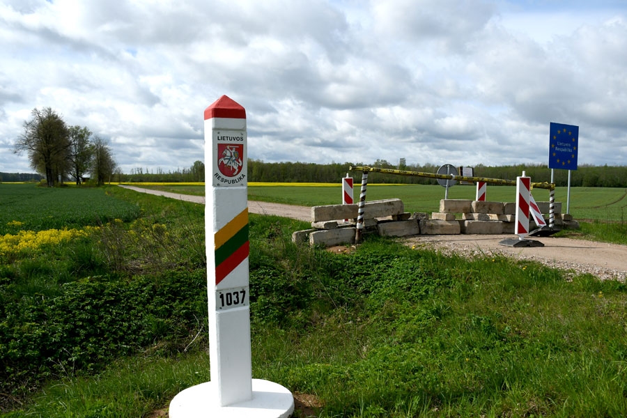 Lietuva 14. martā nolēma atjaunot robežkontroli uz Eiropas Savienības iekšējām robežām, tajā skaitā Latvijā, vienlaikus nosakot liegumu ārvalstniekiem ieceļot valstī un lietuviešiem izbraukt no valsts. No 15. maija Baltijas valstu iedzīvotājiem kaimiņvalstis atkal ir pieejamas, taču Latvijas un Lietuvas robežu var šķērsot tikai četrās vietās (Rucava–Būtiņģe, Grenctāle–Saloči, Medumi–Smeline un Meitene–Kalviai), visi pārējie ceļi uz Lietuvu ir slēgti, ieskaitot arī robežpāreju Bardžūnos (attēlā).
Autors: Ivars Bogdanovs