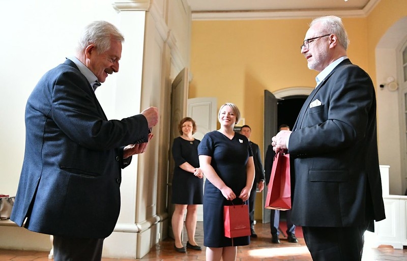 Apmeklējot Rundāles pili, Valsts prezidents Egils Levits pasniedza pirmo Valsts prezidenta Goda medaļu mākslas vēsturniekam un gleznotājam Imantam Lancmanim.
Autors: Ilmārs Znotiņš, Valsts prezidenta kanceleja