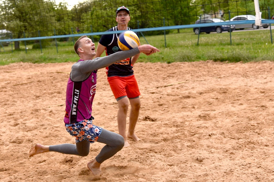 «Mežotnes» komandas spēlētāji šonedēļ sāka treniņus Mežotnes smilšu laukumos.
Autors: no Uldis Varevičs