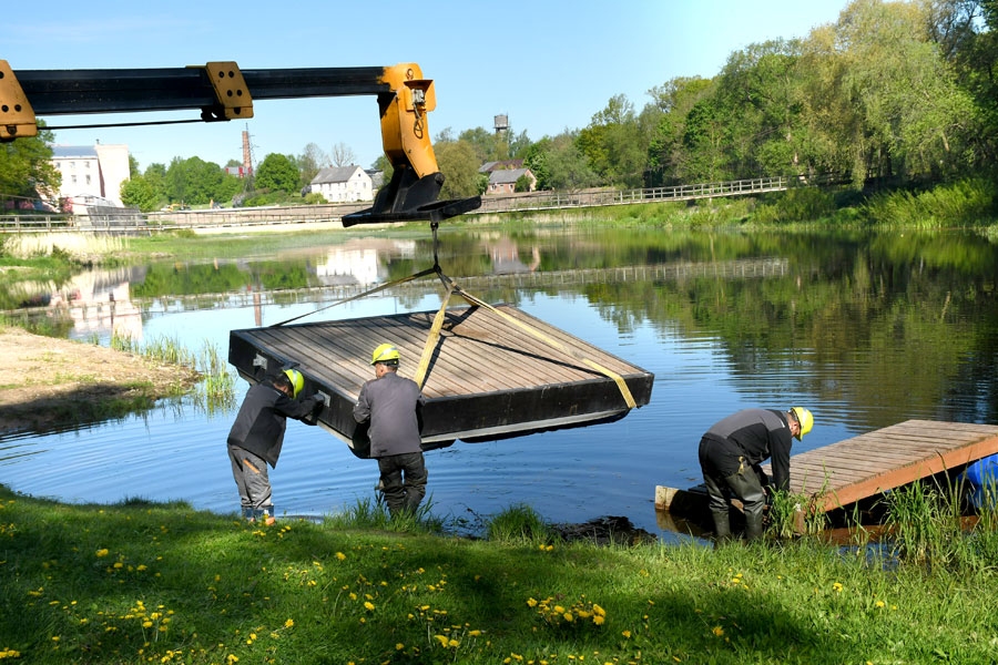 SIA «Vides serviss» strādnieki šonedēļ ūdenī ievietoja peldošās platformas.
Autors: Ivars Bogdanovs