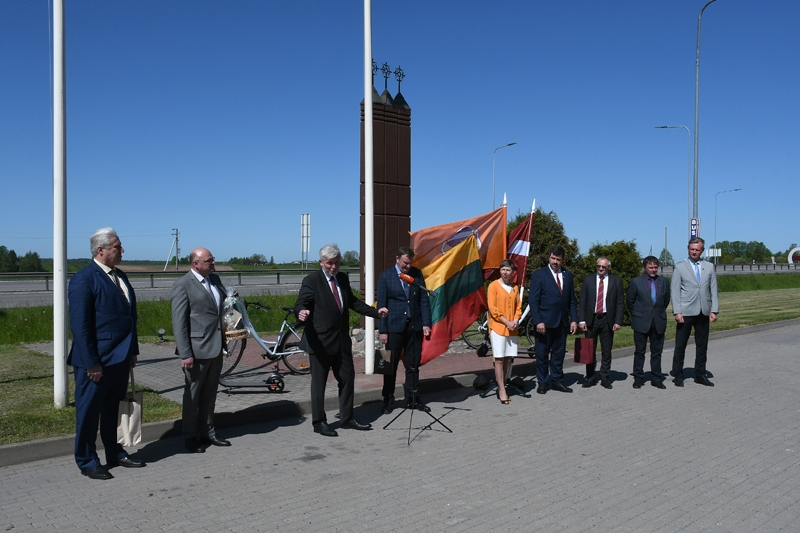 Astoņu pierobežas pašvaldību vadītāji 29.maijā pie Latvijas-Lietuvas robežas Saločos atklāj tūrisma akciju «Iepazīsti kaimiņus Zemgalē!».
Autors: Ivars Bogdanovs