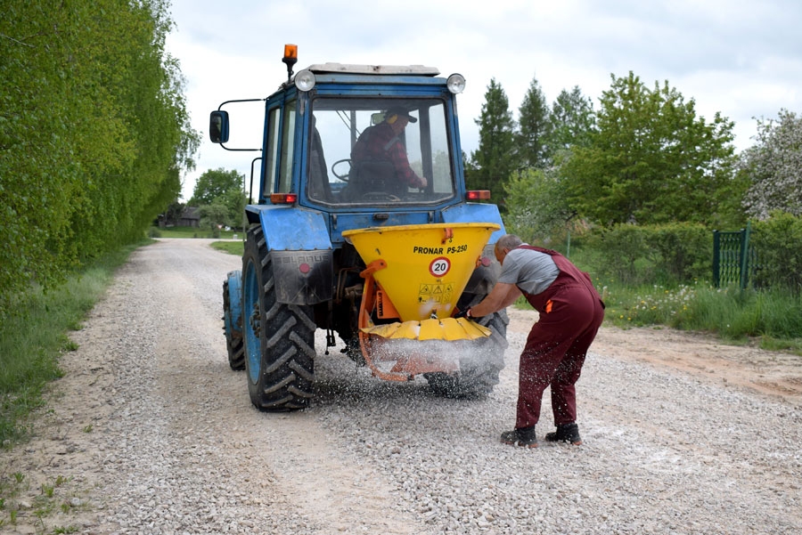 Liepu ielā Vallē uzirdinātās brauktuves virskārtā tiek iestrādāta mitrumu absorbējoša viela – kalcija hlorīds.
Autors: no Žanna Zālīte