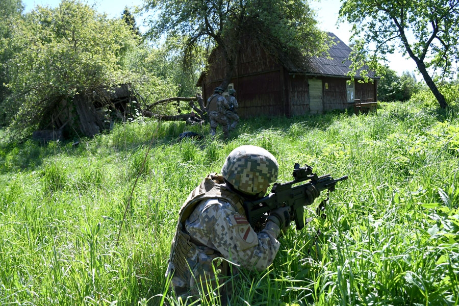 Kamēr citi skrien uz māju, biedri piesedz teritoriju.
Autors: no Ivars Bogdanovs