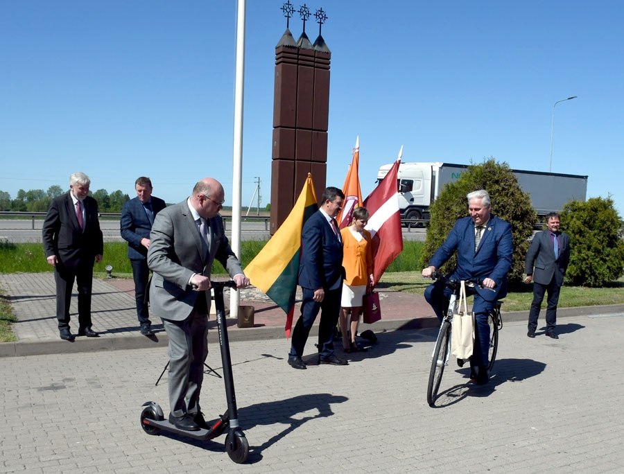 Tūrisma akcija «Iepazīsti kaimiņus Zemgalē!» simboliski atklāta Latvijas–Lietuvas robežas tuvumā pie piemiņas zīmes «Baltijas ceļam».
Autors: no Ivars Bogdanovs