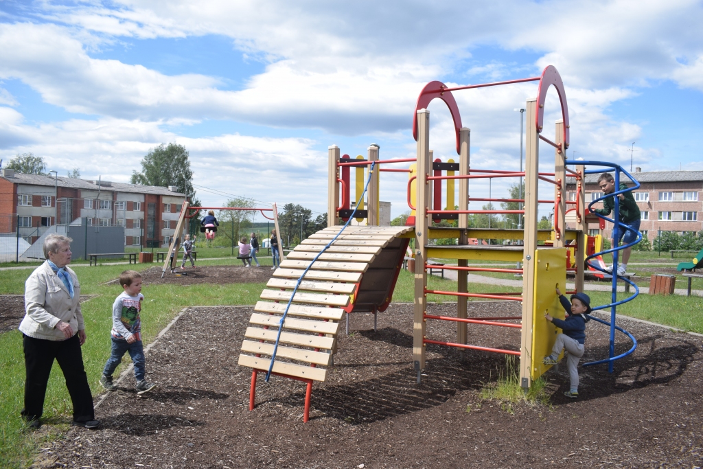 Bērnu un jauniešu aktīvās atpūtas zonu Vecumniekos, Kalna ielā, 1. jūnijā apmeklēja vairāki bērni.
Autors: Žanna Zālīte
