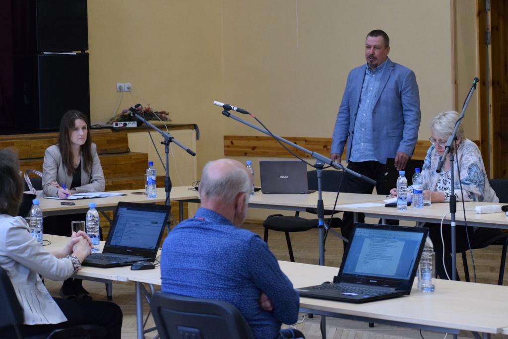 Amata pretendents –Sandis Neimanis piedalījās sēdē, un viņam tika dota iespēja iepazīstināt ar sevi, pamatot, kāpēc pieteicies vakancei, paust redzējumu par Stelpes pagasta turpmāko attīstību un iezīmēt problēmas, kuru sakārtošanai būtu jāpievēršas vispirms, savukārt deputāti kandidātam varēja uzdot jautājumus.
Autors: Žanna Zālīte