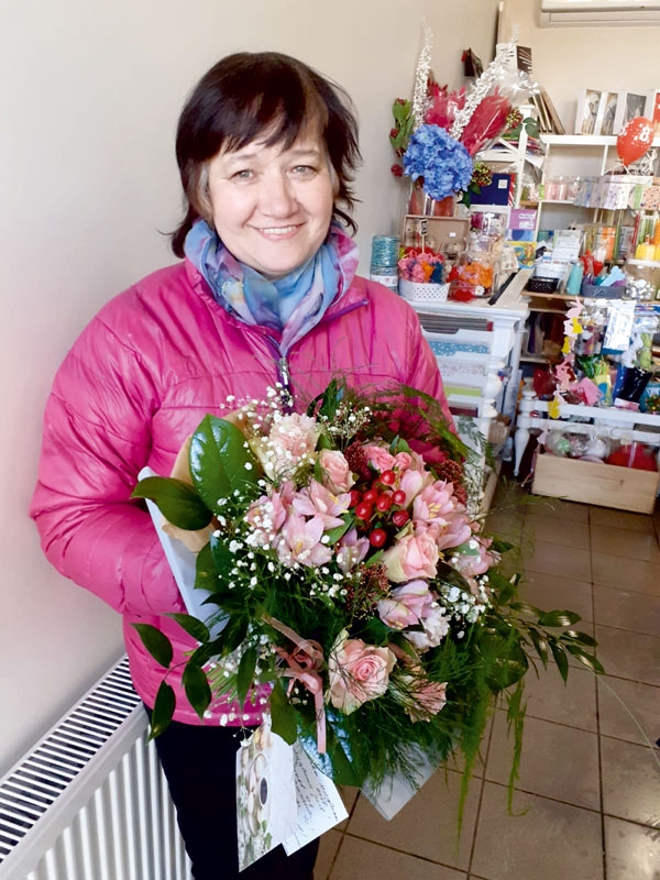 Tatjana Šlikaite ar bērnu dāvāto puķu pušķi.
Autors: no T. Šlikaites personiskā albuma.