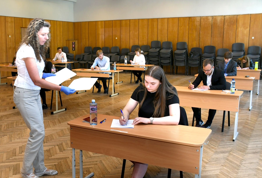 Skolotāja Irēna Saltā izsniedz eksāmenu uzdevumus.
Autors: Ivars Bogdanovs