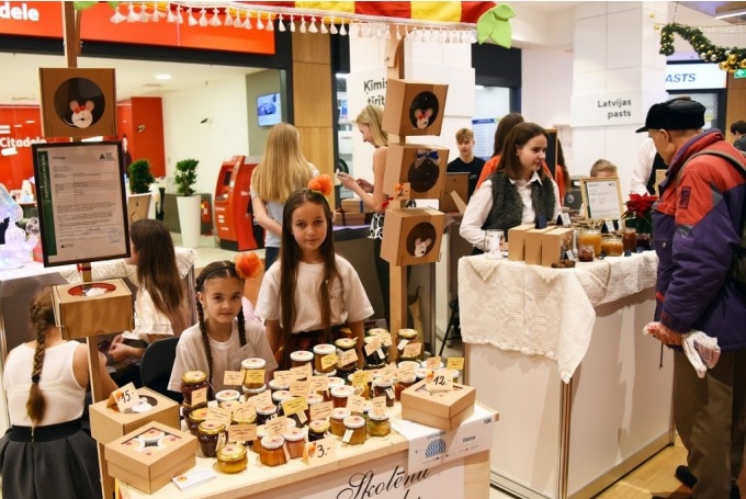 Loretas Jonašku (no kreisās) un Montas Rimševicas SMU «Odziņa» iekļuva Latvijas skolēnu mācību uzņēmumu finālā.
Autors: No arhīva.