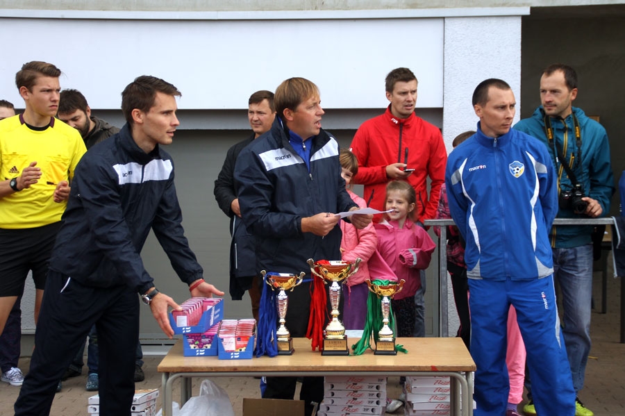 Trīs no FK «Iecava» treneriem – Nauris Smaļķis (pie galda no kreisās), Raimonds Aleksandrovs (klubā vairs nestrādā) un Jevgēnijs Gedertsons.
Autors: no «Bauskas Dzīves» arhīva.