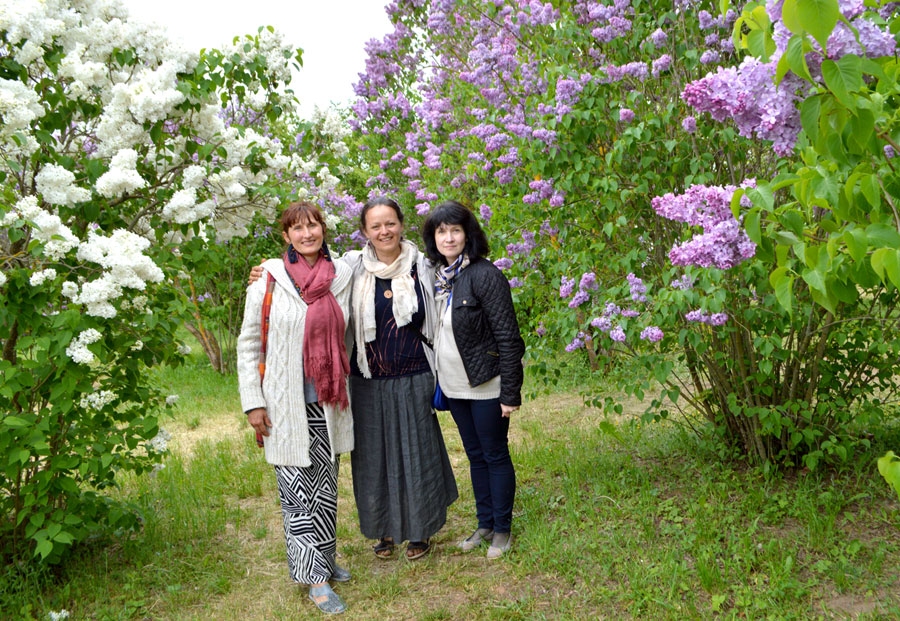 Trīs ceļotājas P. Upīša ceriņu dārzā.
Autors: no Laura Ušča