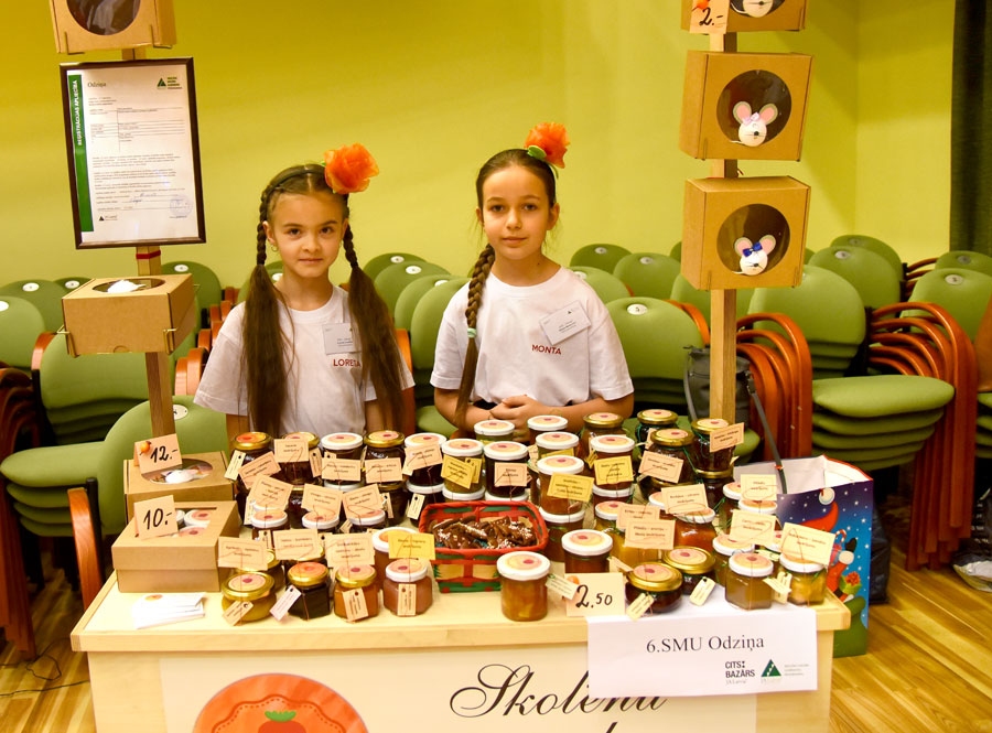 SMU «Odziņa» ar Loretu Jonašku (no kreisās) un Montu Rimševicu iekļuva Latvijas skolēnu mācību uzņēmumu finālā.
Autors: no «Bauskas Dzīves» arhīva.