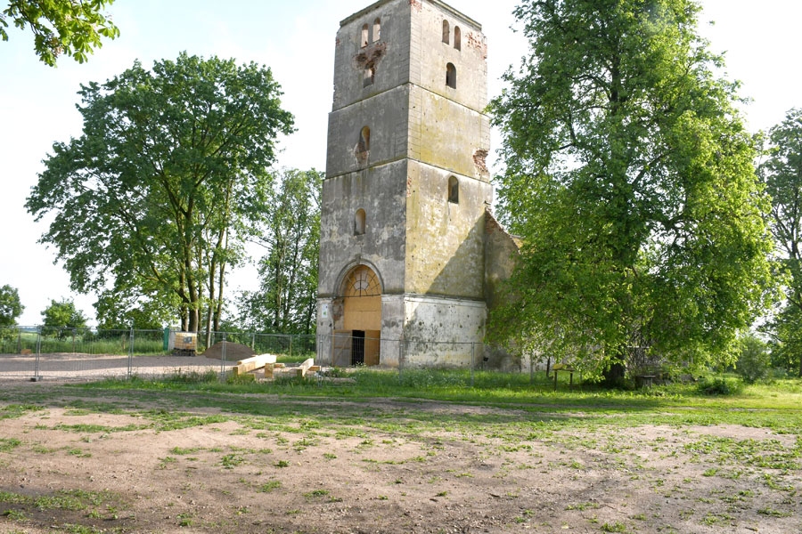 Pašlaik tiek renovēts Mežotnes baznīcas tornis, līdzās veidos stāvlaukumu.
Autors: no Ivars Bogdanovs