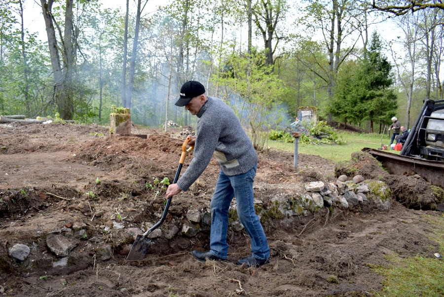 Pie Bārbeles sēravota 18. gadsimtā atradās Kurzemes hercoga dziedniecības iestāde. Kopš vannu māja tika sabombardēta un nodega Otrā pasaules kara laikā 1944. gadā, par tās atrašanās vietu liecina vien senie pamati, kas tagad attīrīti. To atsegšanā iesaistījās arī bārbelietis Mārtiņš Mediņš.
Autors: Žanna Zālīte