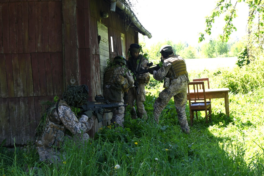 «Aiziet, aiziet, aiziet!» - izšķirošais trieciens, lai «iztīrītu» māju.
Autors: Ivars Bogdanovs