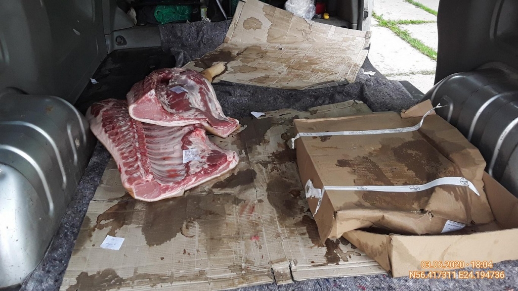 Transporta līdzeklī, ar kuru, neievērojot nekādas higiēnas prasības un temperatūras režīmu, tika pārvadāta svaigā gaļa, konstatēti 672 kilogrami cūkgaļas un vairāk nekā 50 kilogrami nezināmas izcelsmes putnu gaļas. Gaļas liemeņi atradās uz transporta līdzekļa grīdas, bet gaļas subprodukti - ievīstīti melnos plastmasas maisos, kas nav paredzēti saskarei ar pārtiku, ievietoti netīrās kastēs.
Autors: PVD