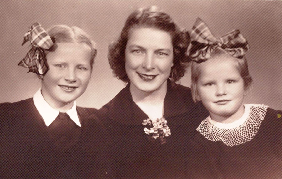 Māra (no labās) 1956. gadā kopā ar mammu Ernu un māsu Maiju.
Autors: no jubilāres albuma.