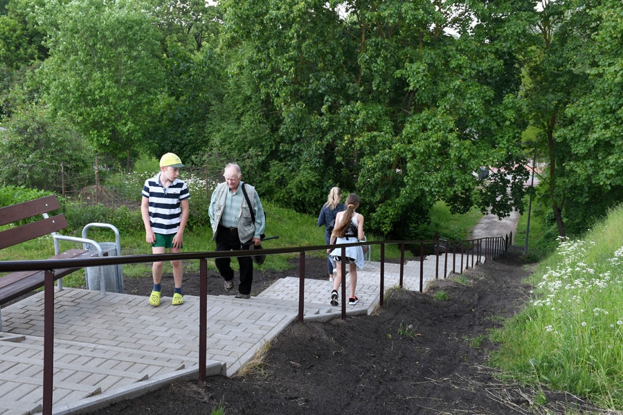 Kāpņu sabrukušās betona plāksnes nomainītas pret bruģakmeni. Šāds segums izvēlēts tādēļ, ka SIA «Vides serviss» strādniekiem ir jau pieredze šāda veida kāpņu izbūvē, materiāla slīdamība nebūs lielāka kā līdz šim betona plāksnēm, un kārtību uzturēs sētnieki.
Autors: no Ivars Bogdanovs