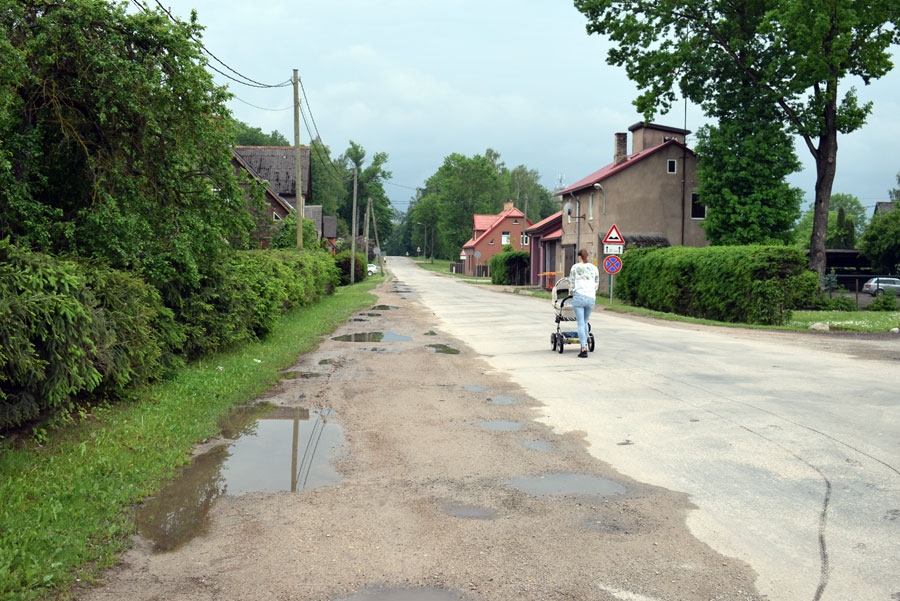 Bauskas iela Vecumniekos neatbilst drošas pārvietošanās prasībām – tā ir gājējiem bīstama. 
Autors: no Žanna Zālīte
