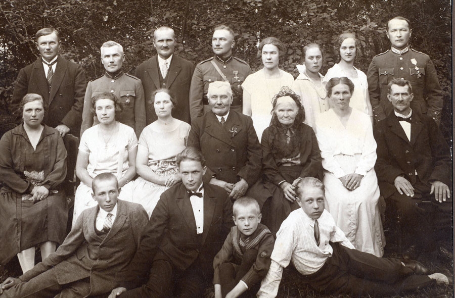 Mūsu novadnieki – patriotiskā Ceplīšu ģimene 20. gadsimta 20. gados. Šīs dzimtas pārstāvji vēlāk ļoti smagi cieta no padomju okupantiem. Centrā sēž toreizējā Ceraukstes pagasta «Lielkaktiņu» saimnieks Jēkabs un viņa sieva Marianna. Aizmugurējā rindā stāv trīs viņu dēli Latvijas armijas uniformās, no kreisās – 
pulkvedis Jānis Augusts Alfrēds (viņam paveicās, jo jau 1935. gadā bija atvaļināts no armijas un «baigā gada» represijas viņu neskāra; Otrā pasaules kara izskaņā devās bēgļu gaitās uz Vāciju; nomira 1956. gadā), pulkvedis-leitnants Rūdolfs (viņš saņēma Lāčplēša Kara ordeni par cīņām pret bermontiešiem pie Dammes un Iecavas upes; nošauts Maskavā 1941. gadā) un kapteinis Eduards (nošāvās 1940. gada 25. jūnijā un apglabāts Rīgas Brāļu kapos). Blakus vecākiem sēž meita Elvīra un viņas vīrs Jēkabs Kugrēns, bet pirmajā rindā pirmais no labās ir mazdēls Raimonds Kugrēns. Aizmugurējā rindā otrā no labās – mazmeita Vaira Kugrēna, kura vēlāk apprecējās ar virsleitnantu Eduardu Senku. Tajā pašā rindā trešā no labās – mazmeita Erīna Kugrēna, ceturtā – mazmeita Herta Ceplīte. Pārējo personu vārdi nav zināmi.
Autors: no Bauskas muzeja krājuma.