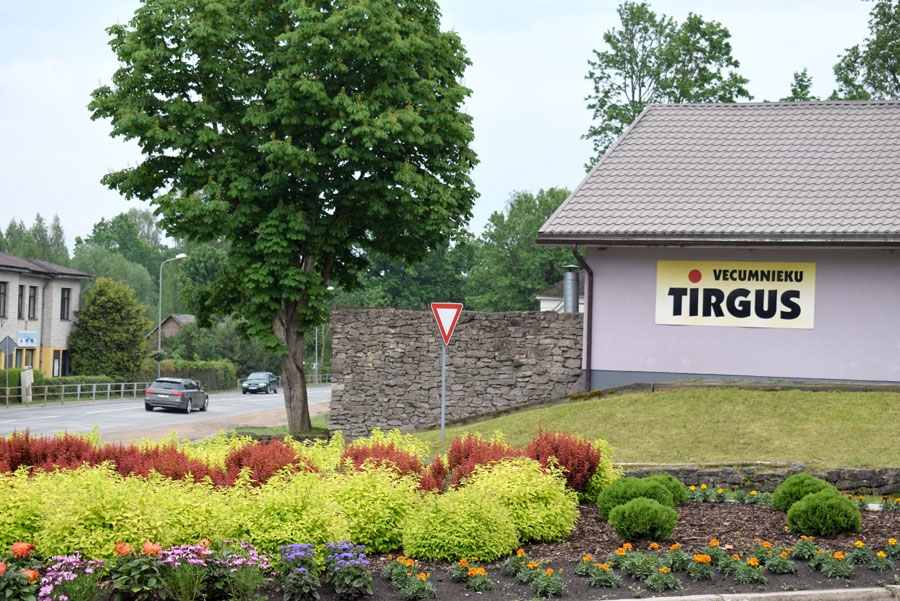 Vecumnieku tirgus laukumā svētdien, 14. jūnijā, būs retrotehnikas tirdziņš.
Autors: no Žanna Zālīte