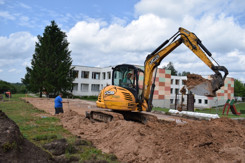 Būvlaukumā pie bērnudārza un sākumskolas ēkas Vecumniekos strādā SIA «Archi» ekskavatorists Ainārs Alziņš un autovadītājs Jānis Bērziņš.
Autors: Žanna Zālīte