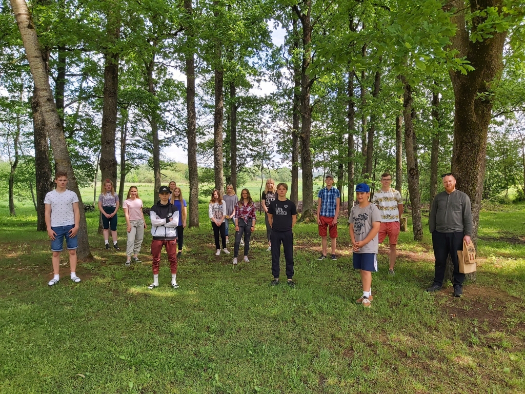 Jaunieši kopā ar Uģi Olti (pirmais no labās) Dāviņos.
Autors: no Dāviņu pagasta pārvaldes arhīva.