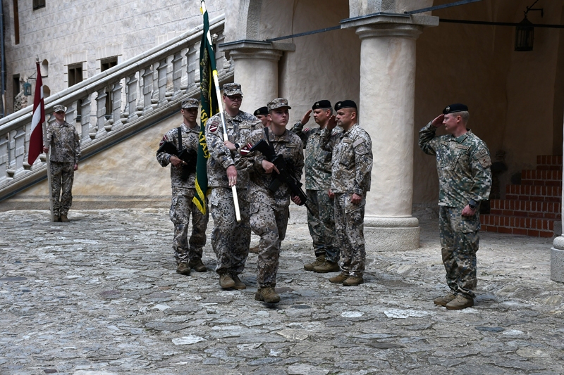 Zemessardzes 1. Rīgas brigādes 53. kājnieku bataljona komandiera maiņas ceremonija 13.jūnijā Bauskas pils pagalmā.
Autors: Ivars Bogdanovs