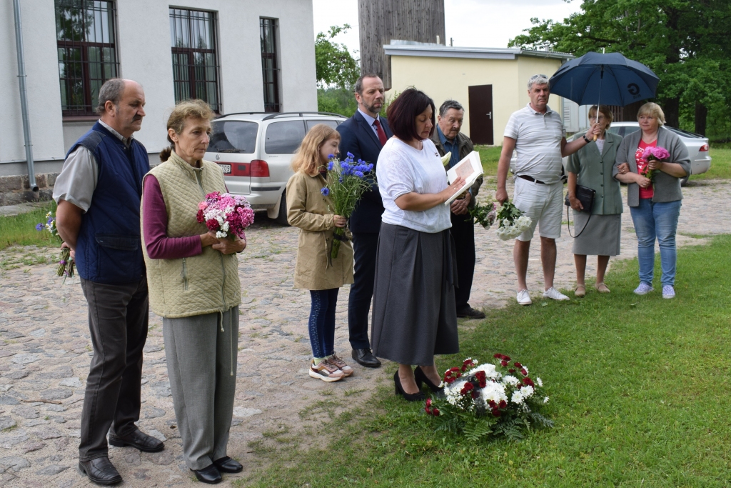 Vecumnieku dzelzceļa stacijā 14. jūnijā vairāki cilvēki nolika ziedus pie piemiņas akmens.
Autors: Žanna Zālīte