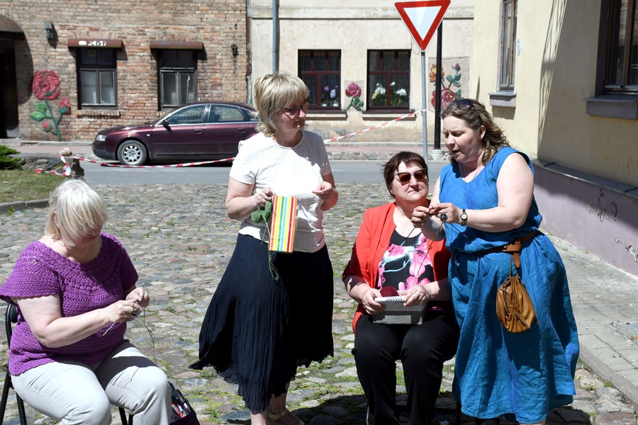 Adīšanas dienā satikšanās ir iepriecinājusi dāmas un devusi idejas turpmākajiem radošajiem darbiem. Priekšplānā – Sanita Behmane-Baibakova, tautas lietišķās mākslas studijas «Bauska» vadītāja.
Autors: Ivars Bogdanovs