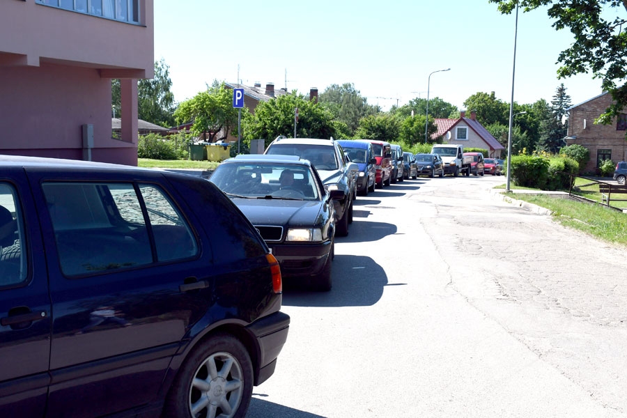 Automašīnu rinda uz riepu nodošanu stiepās no Rīgas ielas pa Biržu ielu.
Autors: Ivars Bogdanovs