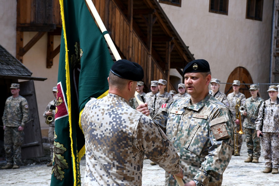 Zemessardzes komandieris, brigādes ģenerālis Egils Leščinskis bataljona karogu nodod jaunajam tā komandierim majoram Kasparam Kokinam (no labās).
Autors: no Ivars Bogdanovs