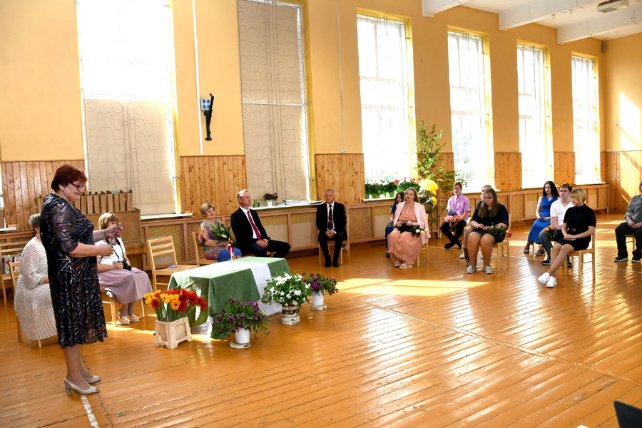 Iecavas pamatskolas 9. klasēm izlaidums bija piektdien, 12. jūnijā. Attēlā fiksēts 9.b klases svētku sarīkojuma brīdis.
Autors: no  Ivars Bogdanovs