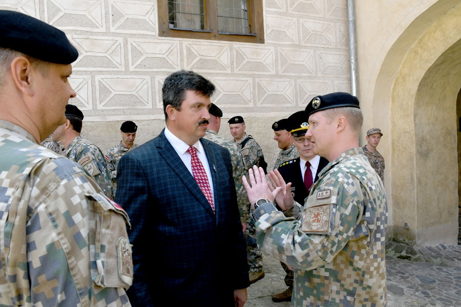 Saruna ar domes priekšsēdētāju. Majors Elmārs Popakuls (no labās) allaž bijis vērsts uz sadarbību, arī jaunais bataljona komandieris Kaspars Kokins (no kreisās) ir klātesošs sarunā ar Bauskas novada domes priekšsēdētāju Arnoldu Jātnieku.
Autors: Ivars Bogdanovs