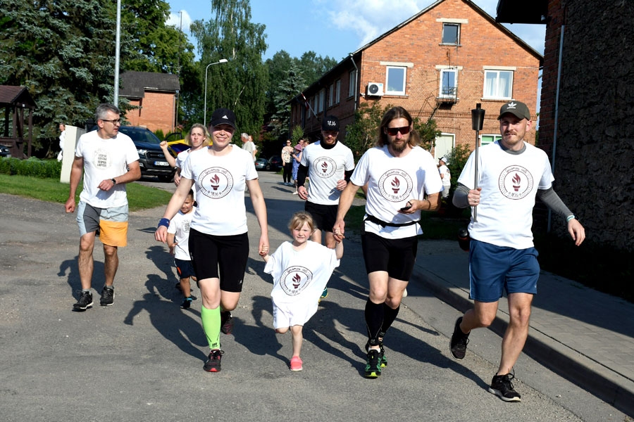 Skaistkalnes pagastā lāpu stafeti pārņēmusi komanda no Jaunsaules un Brunavas. Priekšplānā – Kaspars Sausais (no labās) un Jēkabs Nākums.
Autors: Ivars Bogdanovs