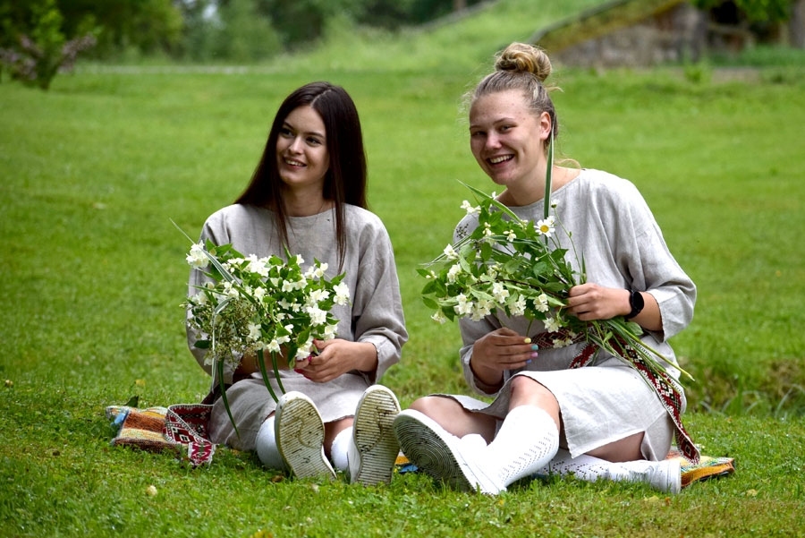 Ar jāņuzālēm rotājas Līga Elizabete Juškēviča (no labās) un Ketija Znotiņa.
Autors: Žanna Zālīte
