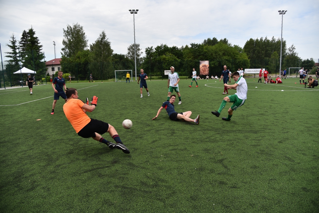 Mārtiņš Bukšs (no labās) mēģina pārspēt FK «Mītava» vārtsargu.
Autors: Uldis Varnevičs