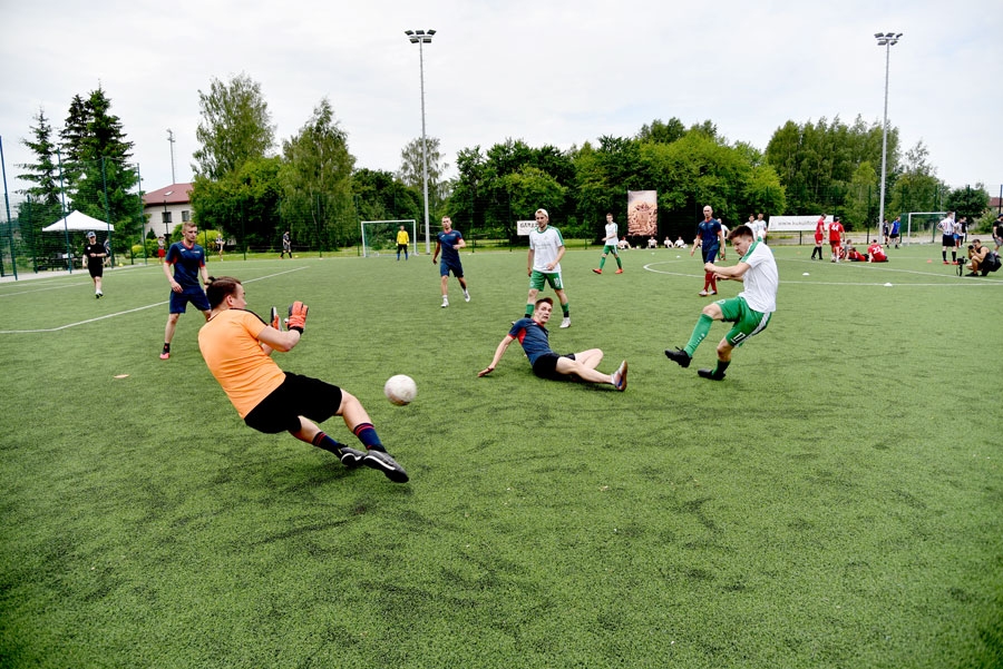 Mārtiņš Bukšs (no labās) mēģina pārspēt FK «Mītava» vārtsargu. 
Autors: Uldis Varnevičs